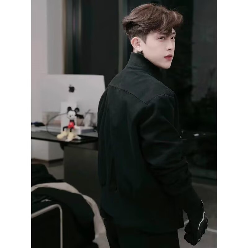 Férfi rövid dzseki dekonstrukciós szabással, kapucnival, cipzárral, 3D patch zsebekkel, poliészter/poliamid keverék anyag