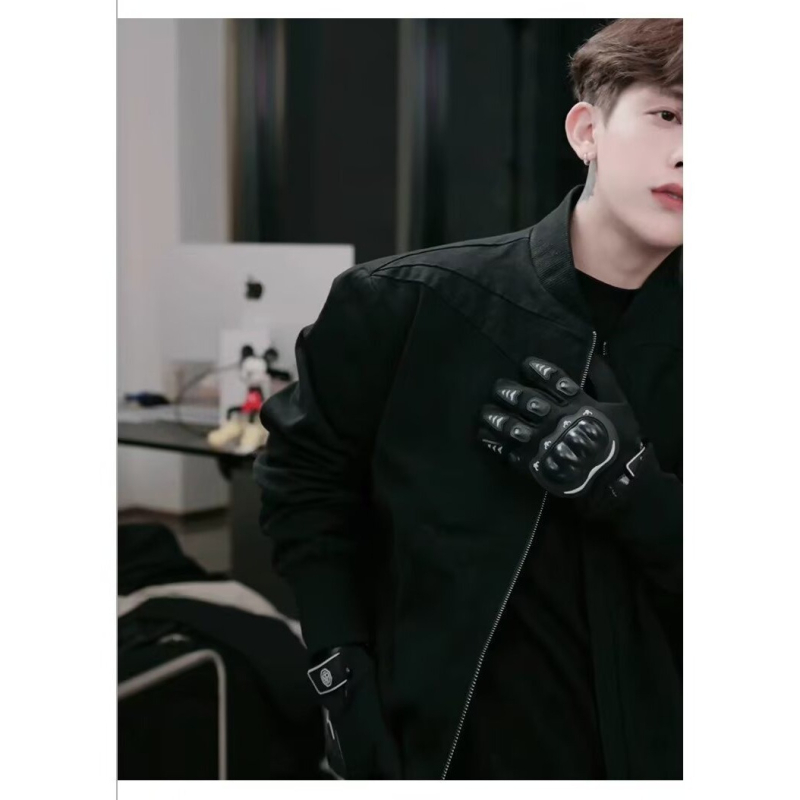 Férfi rövid dzseki dekonstrukciós szabással, kapucnival, cipzárral, 3D patch zsebekkel, poliészter/poliamid keverék anyag