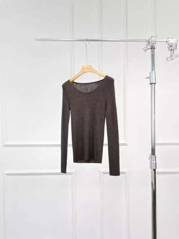 UpperClass női gyapjú pulóver U-nyakú, hosszú ujjú, 95% gyapjú, klasszikus elegáns stílus