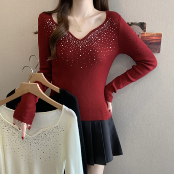 V-nyakú kötött pulóver poliészterből, karcsú szabás, hosszú ujjú, kollázs dizájn