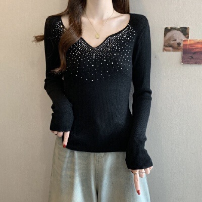 V-nyakú kötött pulóver poliészterből, karcsú szabás, hosszú ujjú, kollázs dizájn