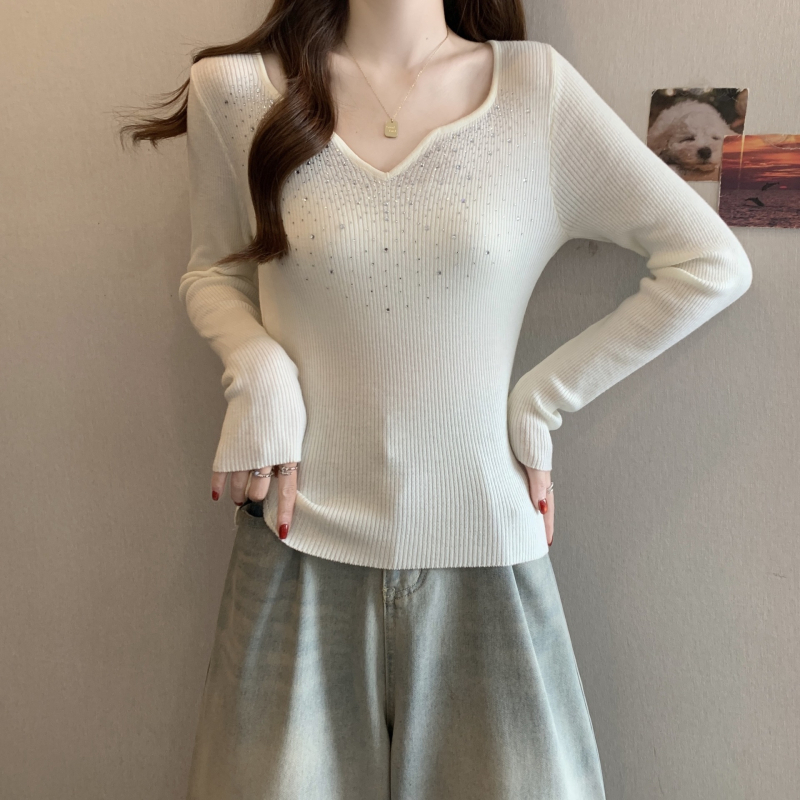 V-nyakú kötött pulóver poliészterből, karcsú szabás, hosszú ujjú, kollázs dizájn