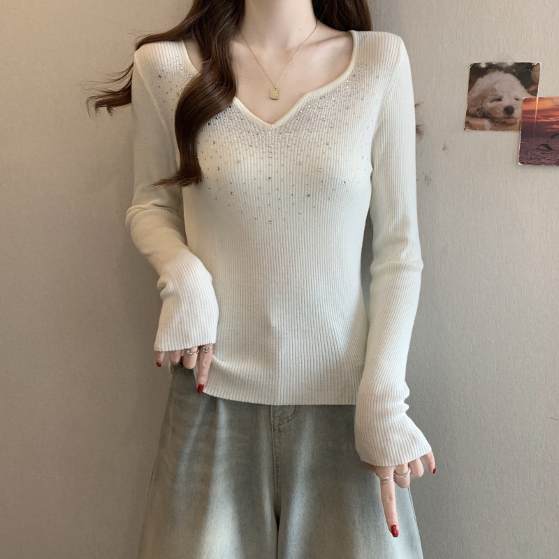 V-nyakú kötött pulóver poliészterből, karcsú szabás, hosszú ujjú, kollázs dizájn