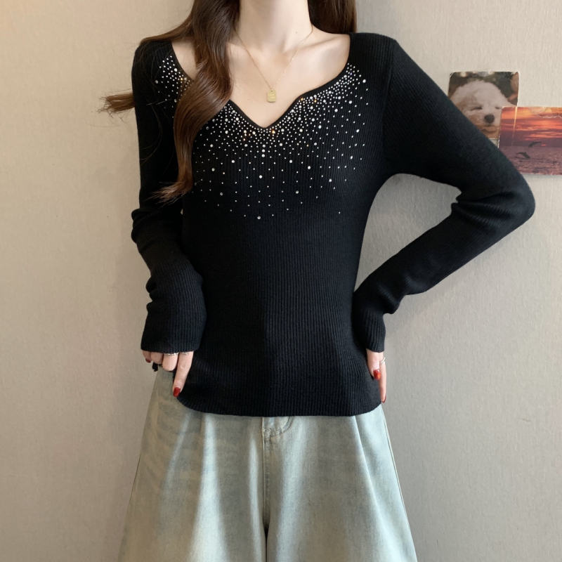 V-nyakú kötött pulóver poliészterből, karcsú szabás, hosszú ujjú, kollázs dizájn