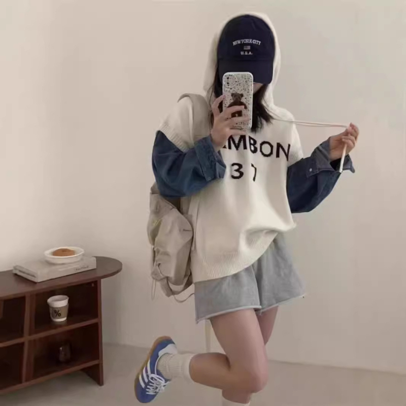 Kapuljačasti pleteni džemper s denim patchwork detaljima na rukavima, dugi rukavi, okrugli izrez, natpis s slovima, mješavina pamuka i poliestera.