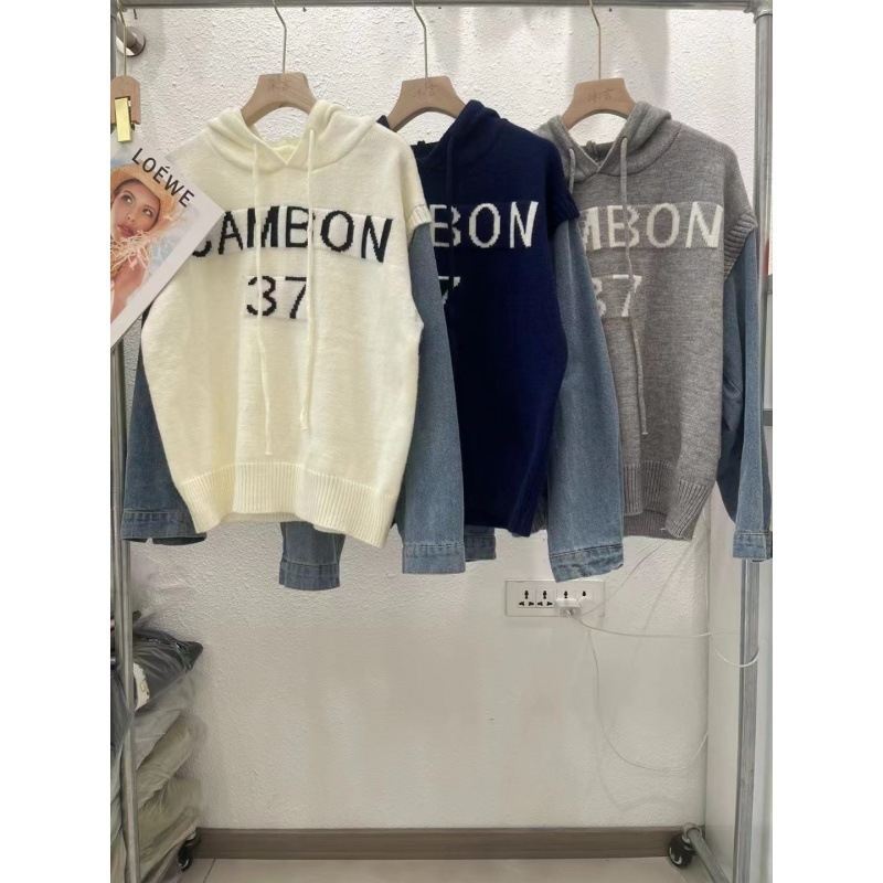 Kapuljačasti pleteni džemper s denim patchwork detaljima na rukavima, dugi rukavi, okrugli izrez, natpis s slovima, mješavina pamuka i poliestera.