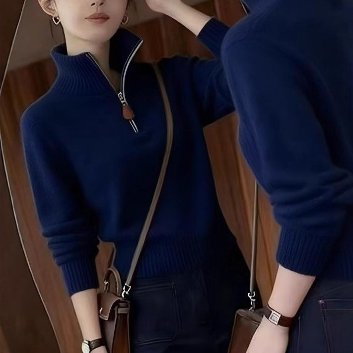 Ženski sivi pleteni top s polu-zipom i visokim ovratnikom, jesen-zima, minimalistički stil