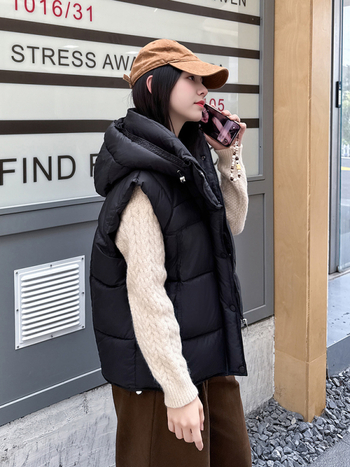 Vesta damă Harajuku călduroasă, fără mâneci, guler înalt, fermoar, lungime 50–65 cm, poliester solid cu umplutură din down cotton, iarna 2025