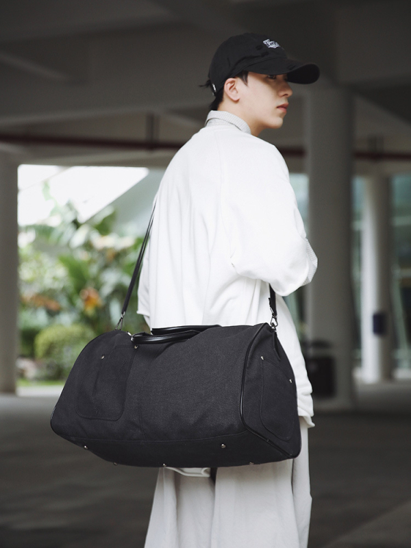 Putni ruksak, lagan, minimalističan, unisex; Kapacitet: 20–35L; Materijal: Nylon; Podstava: Poliester; Značajke: prozračan, vodootporan, otporan na habanje, proširiv, smanjenje tereta