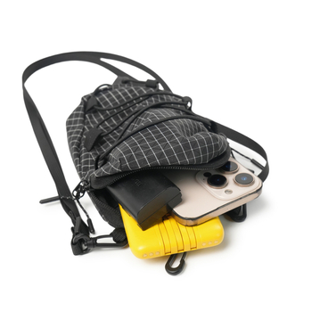 Muška crossbody torbica u urban minimalističkom stilu, lagana najlon tkanina, prugasti uzorak, podstava od poliestera
