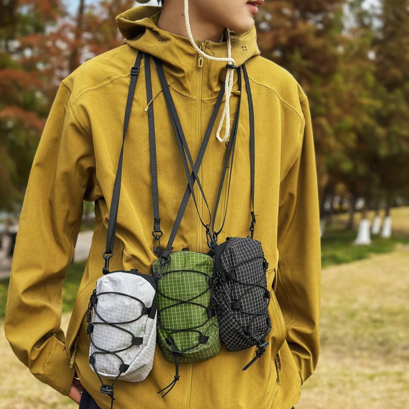 Muška crossbody torbica u urban minimalističkom stilu, lagana najlon tkanina, prugasti uzorak, podstava od poliestera