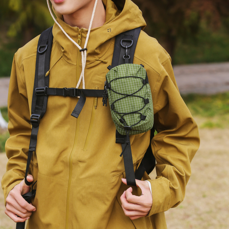 Muška crossbody torbica u urban minimalističkom stilu, lagana najlon tkanina, prugasti uzorak, podstava od poliestera