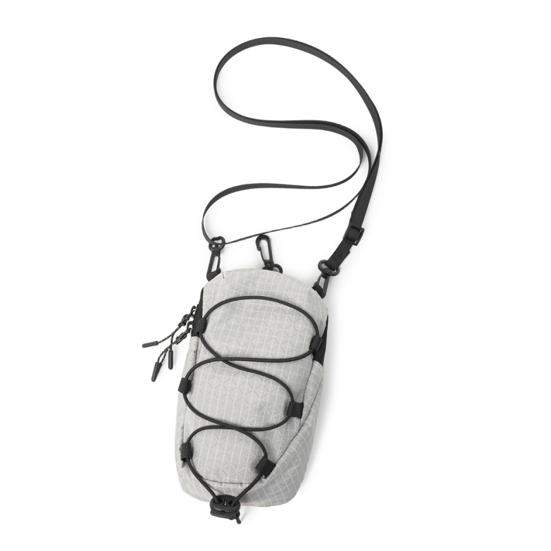 Muška crossbody torbica u urban minimalističkom stilu, lagana najlon tkanina, prugasti uzorak, podstava od poliestera