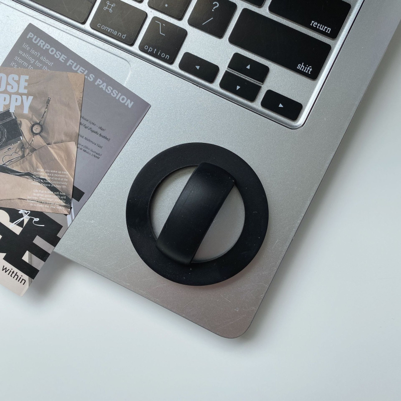 Магнитен настолен държач за телефон с пръстен – течен силикон, универсален, с възможност за персонализация