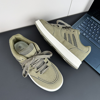 Muške tenisice s kožnim gornjim dijelom, gumena potplata, vezanje, niski kroj, prozračna mrežasta podstava