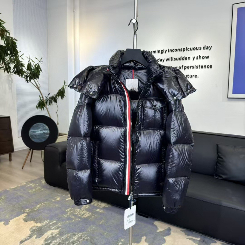 Jakna s perjem, debeli dizajn, odvojivi ovratnik, zatvarač, punjenje perjem 401–450 g, sadržaj perja 91–95%
