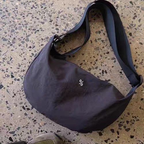 Crossbody torba u Dumpling stilu, od najlona, zatvarač, tajni džep sa zatvaranjem, trodimenzionalni dizajn