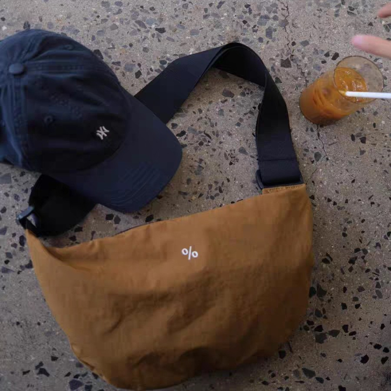 Crossbody torba u Dumpling stilu, od najlona, zatvarač, tajni džep sa zatvaranjem, trodimenzionalni dizajn