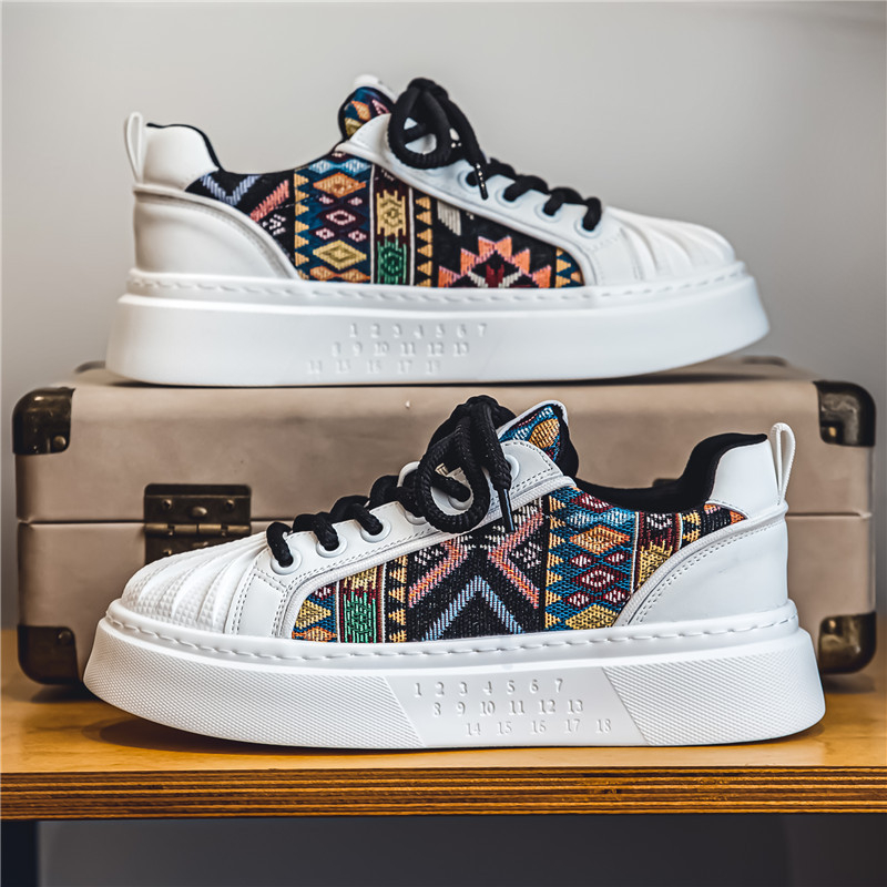 Muške tenisice, gornjište od sintetičke kože, mrežasta podstava, debela potplata s niskim petom, vezanje šnurkama, potplat injekcijskom formom