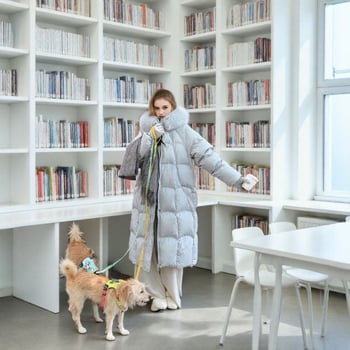 Geacă de damă cu glugă, lungă, umplutură cu puf de rață 81–85%, poliester