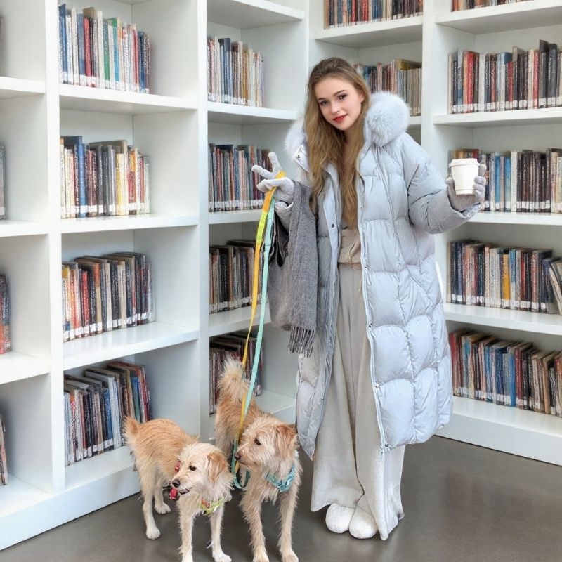 Geacă de damă cu glugă, lungă, umplutură cu puf de rață 81–85%, poliester