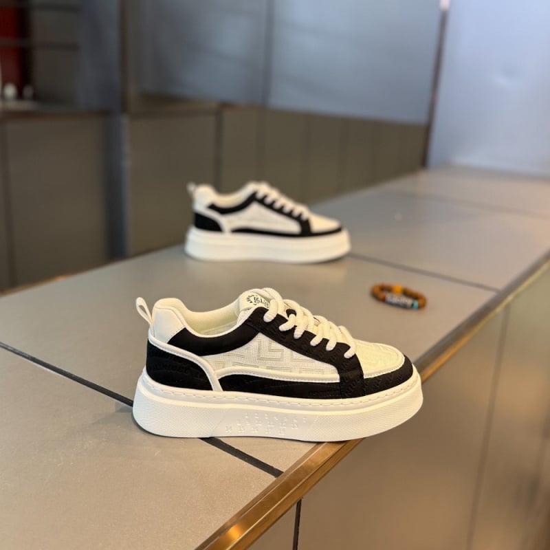 Muške tenisice – okrugli vrh, gornji dio od umjetne kože, potplat PVC, mrežasta podstava, vezanje šnuralima