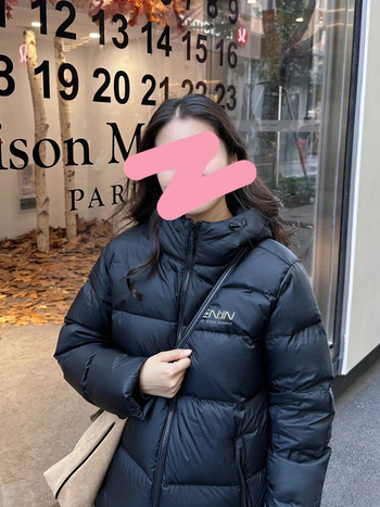 Puf jakna s odvojivom kapom, slobodna silueta, srednja duljina 65–80 cm, sadržaj bijelog patka 76–80%