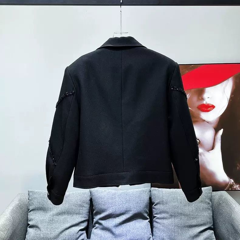 Muško sako s reverom, detalji šivanja, minimalistički stil, uski kroj, dugi rukavi, jesen