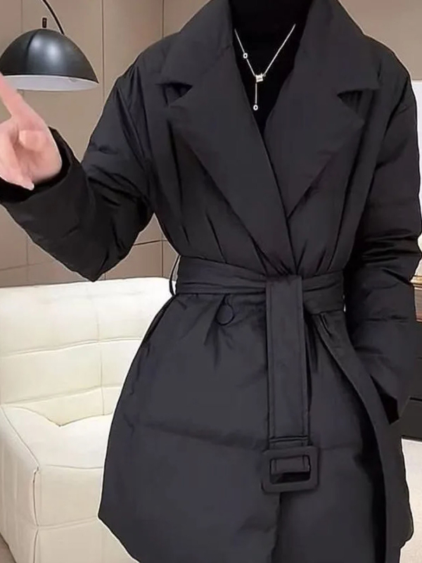 Ženski zimski kaput od chenille s pojasom u struku, srednja duljina, polo ovratnik, jednostruko kopčanje, jednofarbna boja