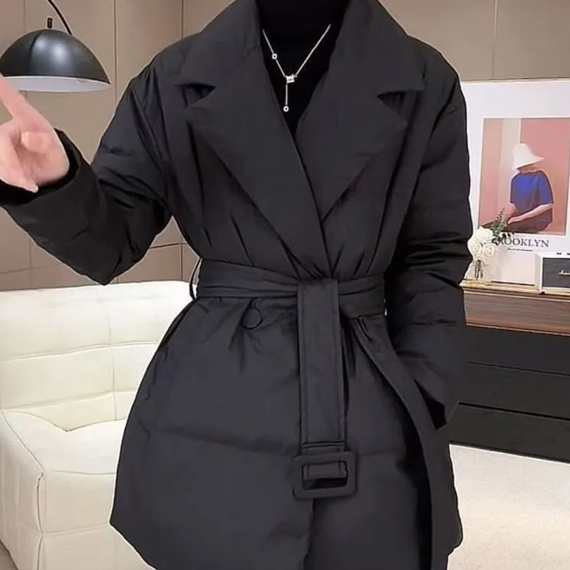 Ženski zimski kaput od chenille s pojasom u struku, srednja duljina, polo ovratnik, jednostruko kopčanje, jednofarbna boja
