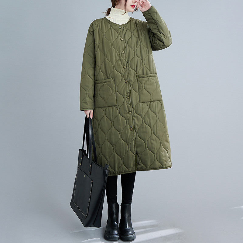 Артистично ретро подплътено дамско яке, свободен силует, средна дължина, полиестер с еластан и пълнеж пух-памучен.