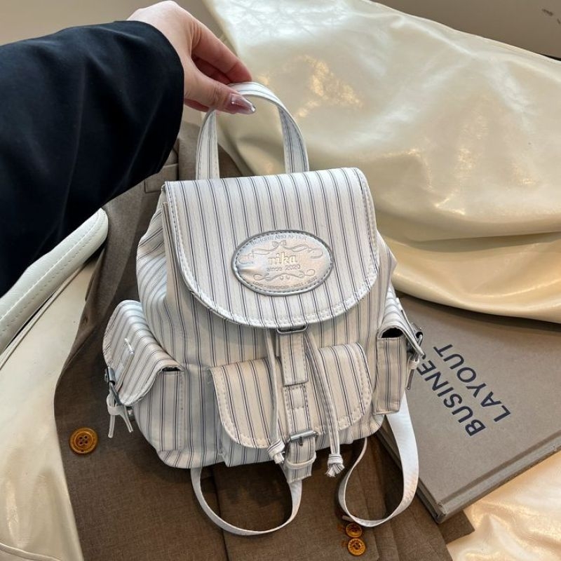 Rucsac de femei pentru uz zilnic — minimalist și lux discret (Material: nailon; Capacitate sub 20 L; Căptușeală: poliester; Vara 2025)