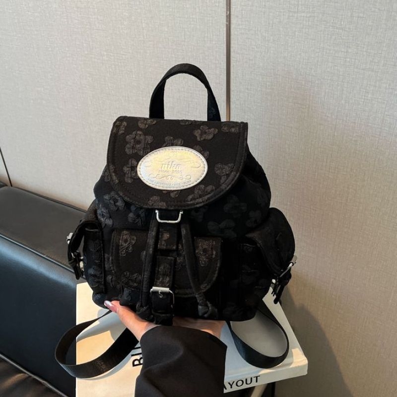 Rucsac de femei pentru uz zilnic — minimalist și lux discret (Material: nailon; Capacitate sub 20 L; Căptușeală: poliester; Vara 2025)