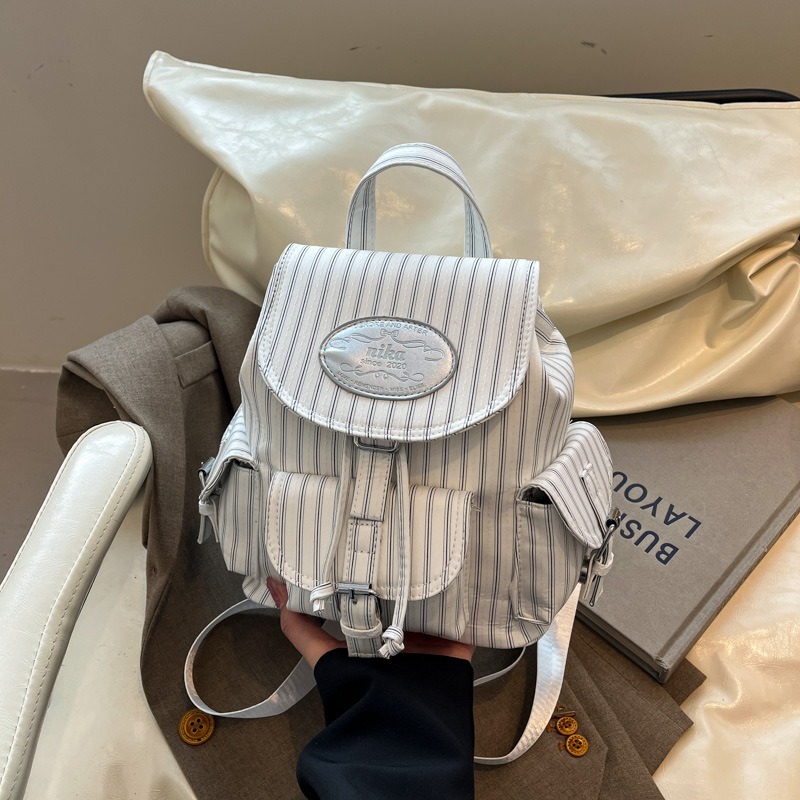 Rucsac de femei pentru uz zilnic — minimalist și lux discret (Material: nailon; Capacitate sub 20 L; Căptușeală: poliester; Vara 2025)