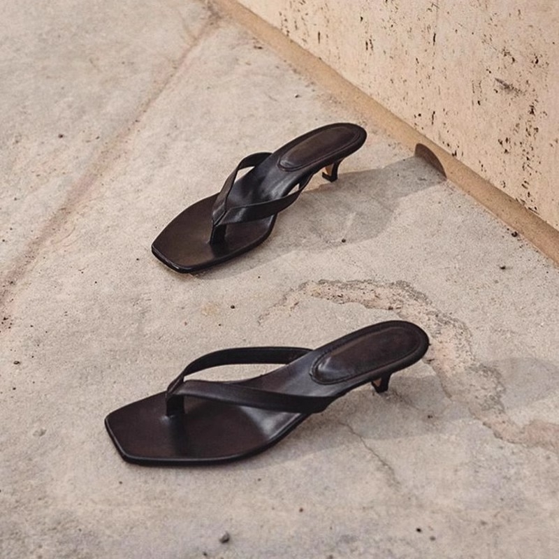 Kožne sandale s mačjim petom, kvadratni vrh, unutrašnjost od ovčje kože, gumeni đon, retro stil, visina pete 3–5 cm