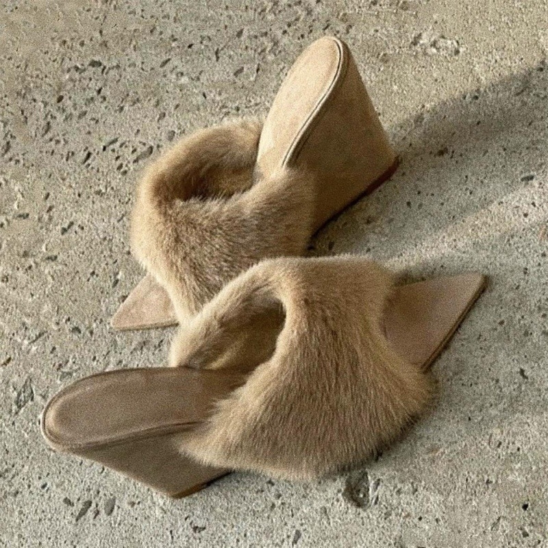 Puhaste sandale s plišem, podstava od PU i gumeni potplat – ulični stil, zaobljen vrh prsta, jesen 2025 izdanje