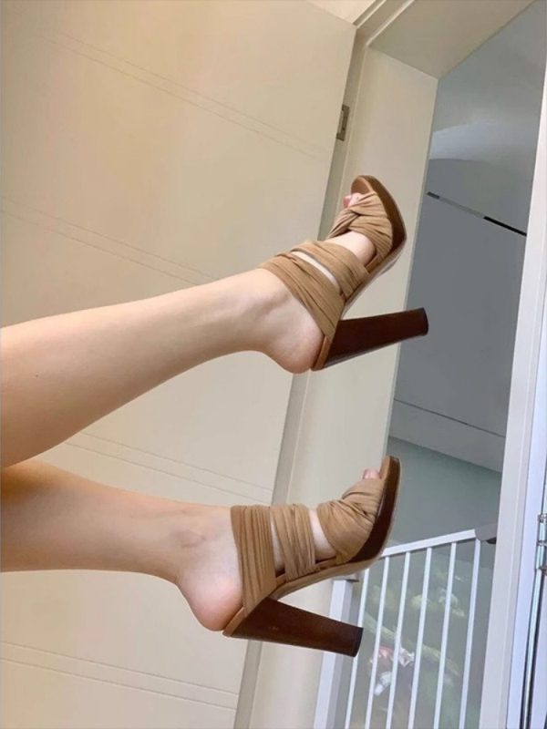 Sandale s jednim remenom od velura, otvoreni prsti, gumena potplat, ljeto 2025