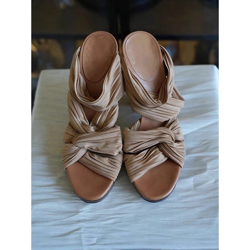 Sandale s jednim remenom od velura, otvoreni prsti, gumena potplat, ljeto 2025