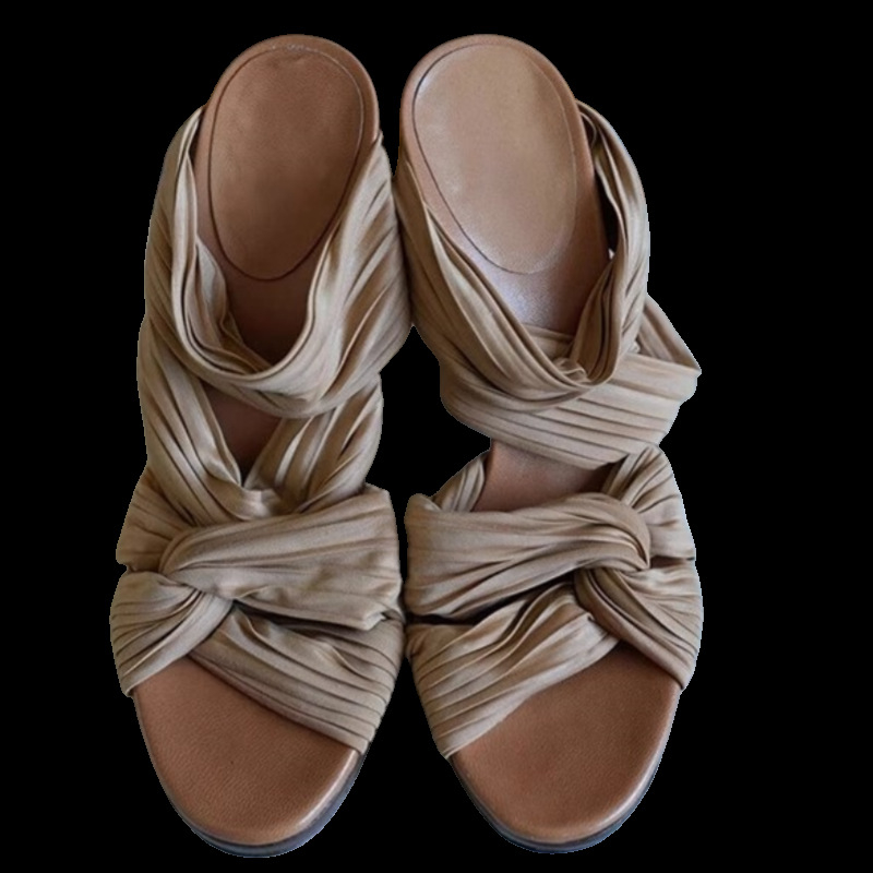 Sandale s jednim remenom od velura, otvoreni prsti, gumena potplat, ljeto 2025