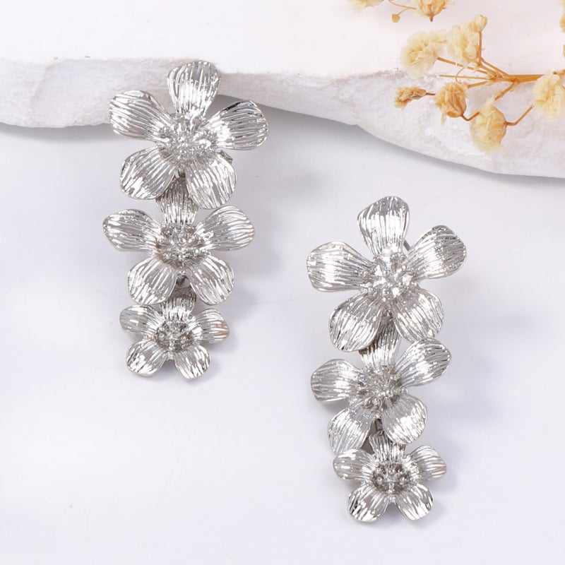 Yueli обеци – цинкова сплав, форма цвете, дизайн в стил личностен тренд за жени