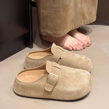 Slip-on sandale s povećanjem visine, gornji dio od nubuka (suede), zaobljena nosnica, gumeni potplat, jesen 2025
