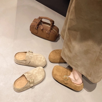 Slip-on sandale s povećanjem visine, gornji dio od nubuka (suede), zaobljena nosnica, gumeni potplat, jesen 2025