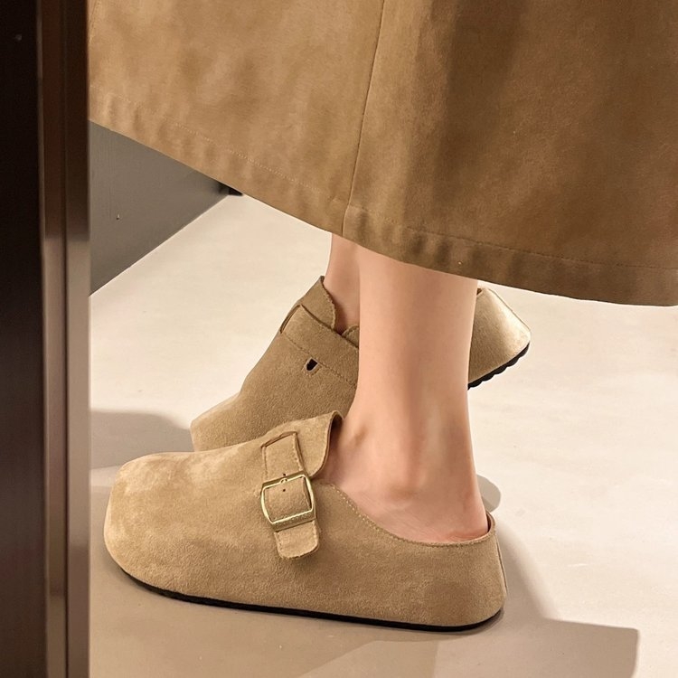 Slip-on sandale s povećanjem visine, gornji dio od nubuka (suede), zaobljena nosnica, gumeni potplat, jesen 2025