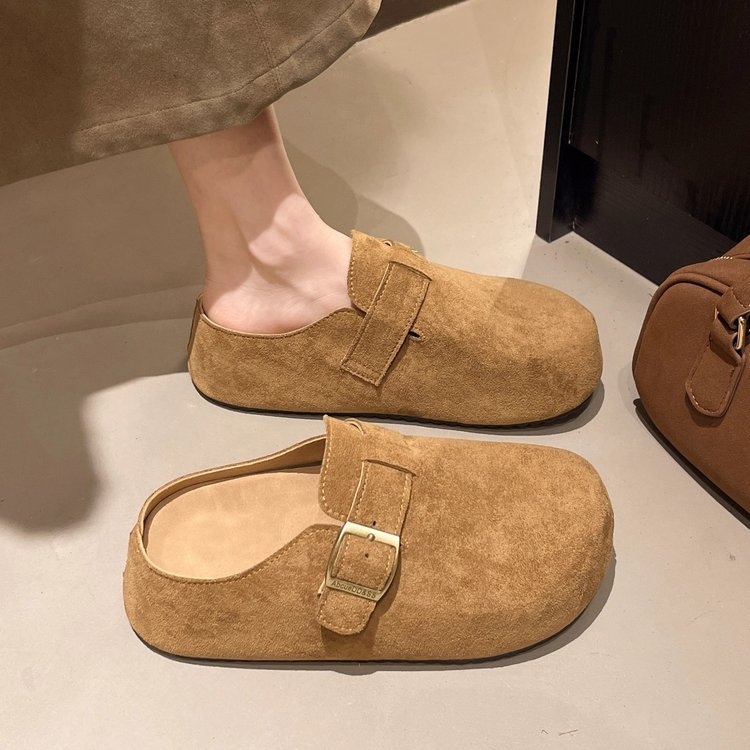 Slip-on sandale s povećanjem visine, gornji dio od nubuka (suede), zaobljena nosnica, gumeni potplat, jesen 2025