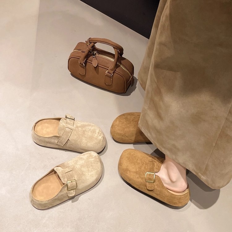 Slip-on sandale s povećanjem visine, gornji dio od nubuka (suede), zaobljena nosnica, gumeni potplat, jesen 2025