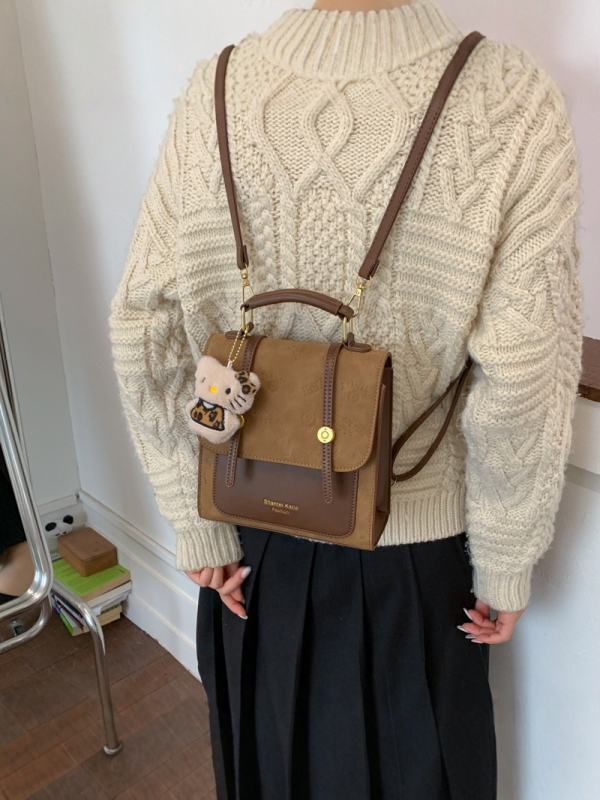 Ruksak – gradska jednostavnost s retro školskim stilom (Materijal: PU; Podstava: sintetička koža; Tip zatvaranja: poklopac; Unutarnji pretinac za telefon)
