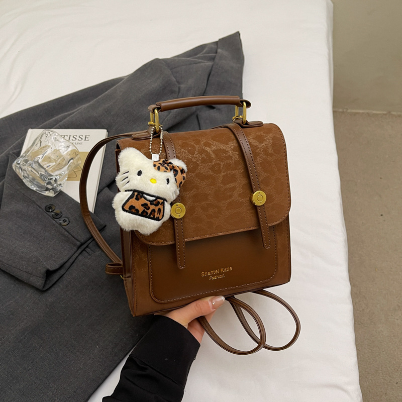 Ruksak – gradska jednostavnost s retro školskim stilom (Materijal: PU; Podstava: sintetička koža; Tip zatvaranja: poklopac; Unutarnji pretinac za telefon)