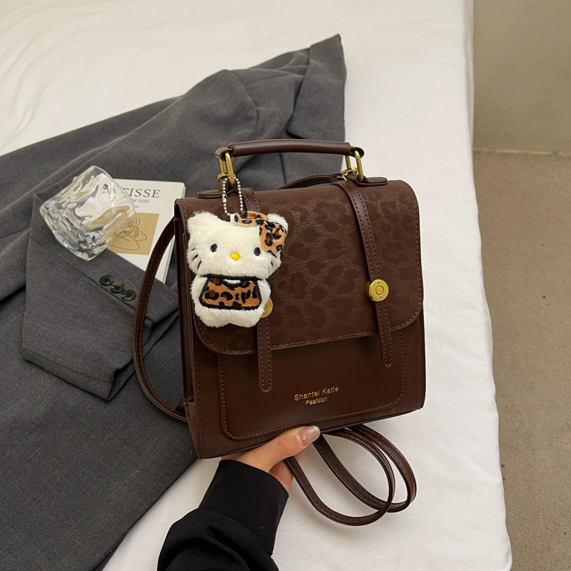 Ruksak – gradska jednostavnost s retro školskim stilom (Materijal: PU; Podstava: sintetička koža; Tip zatvaranja: poklopac; Unutarnji pretinac za telefon)