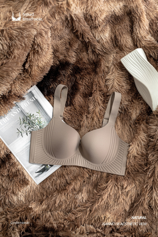 Sutien cu cupă 3/4, cupe modelate subțiri, susținere și adunare, bretele reglabilе, închidere pe spate cu patru rânduri