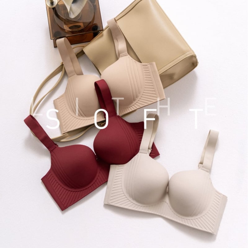 Sutien cu cupă 3/4, cupe modelate subțiri, susținere și adunare, bretele reglabilе, închidere pe spate cu patru rânduri